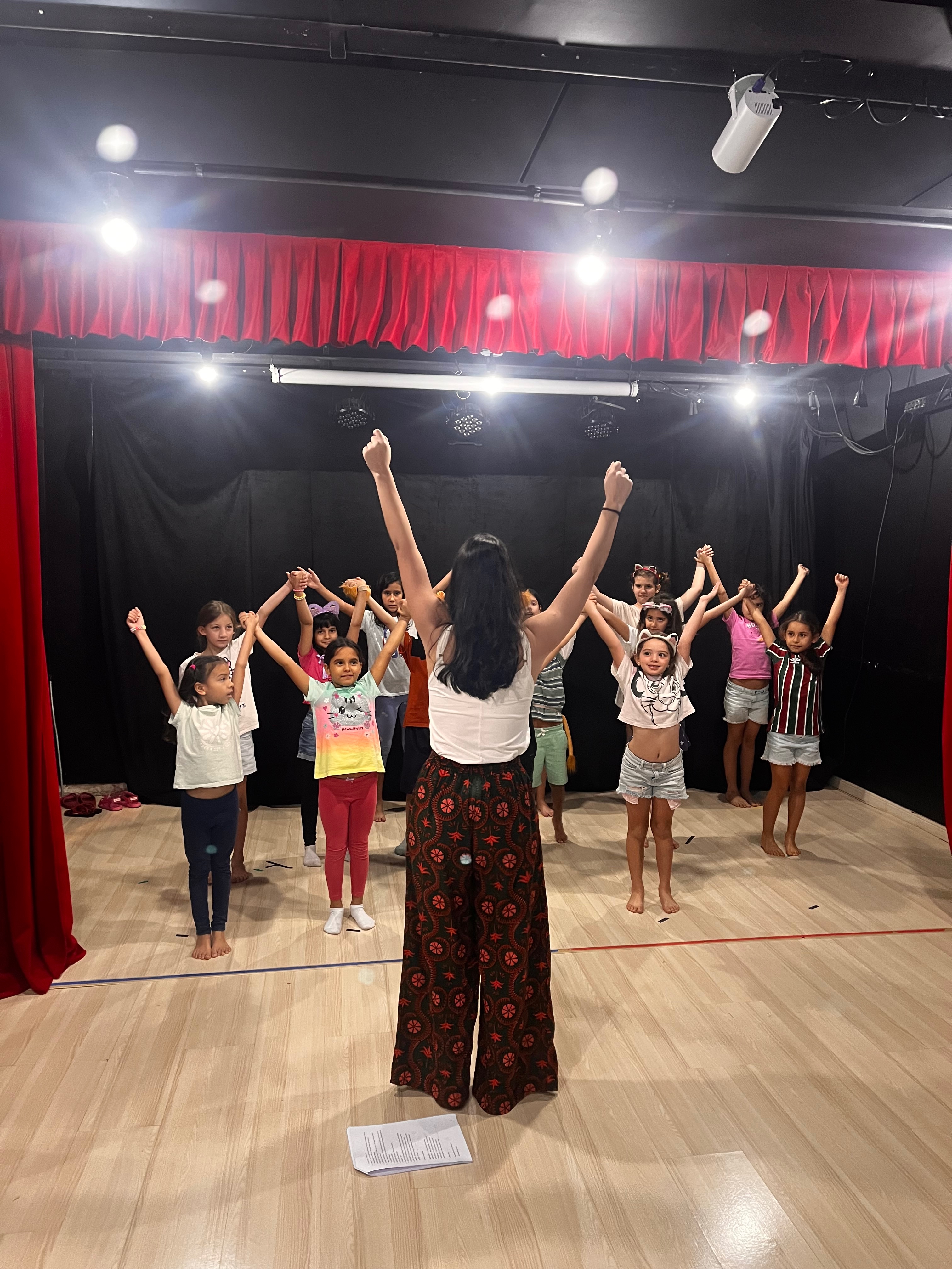 Galeria com diversas fotos mostrando alunos em aulas de teatro, dança e canto.
