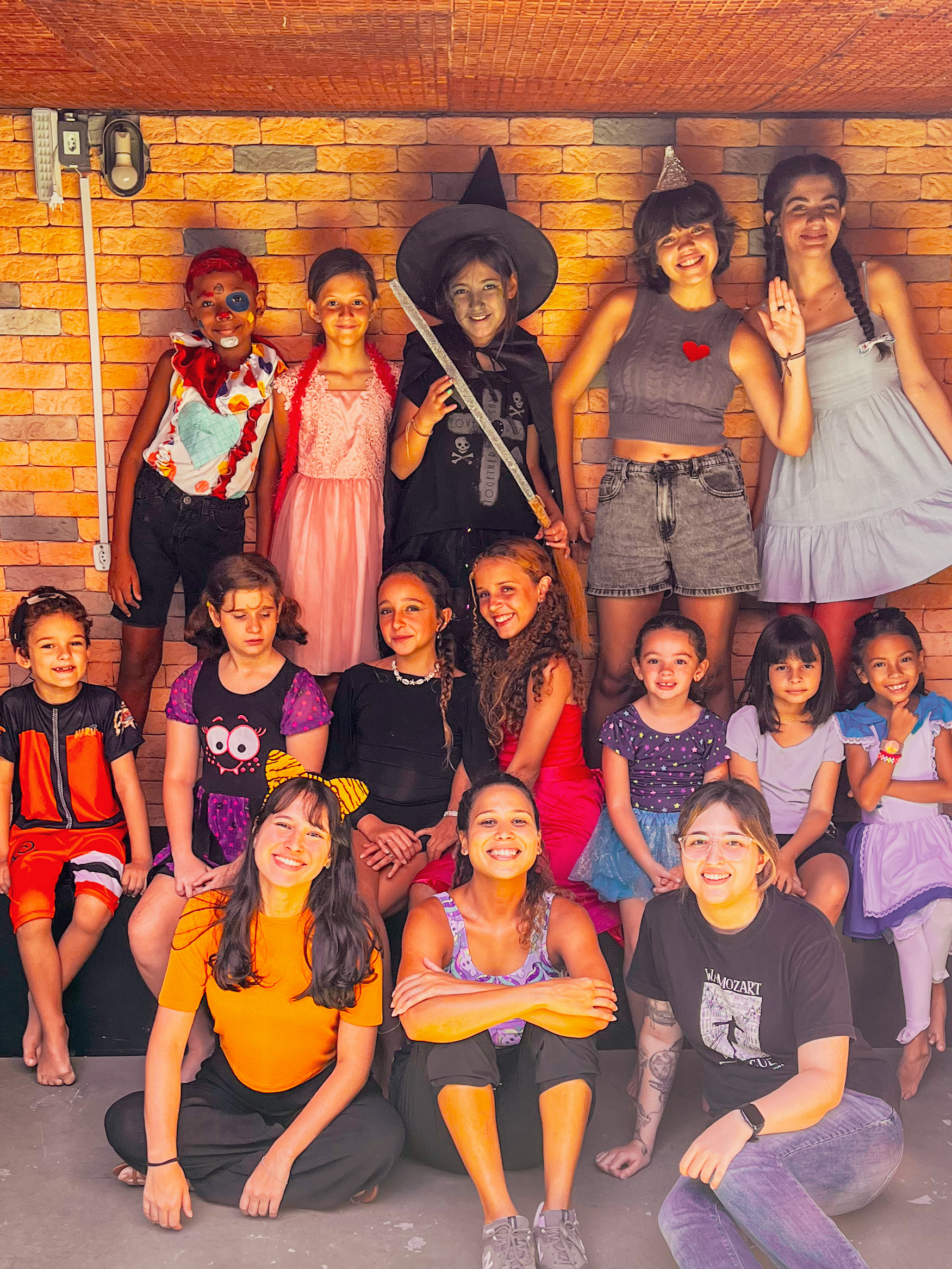 Galeria com diversas fotos mostrando alunos em aulas de teatro, dança e canto.